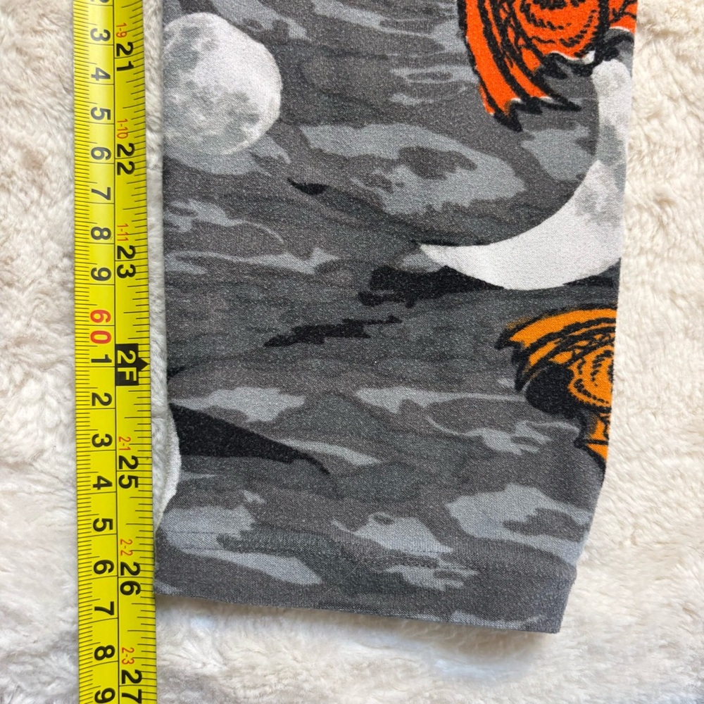 LuLaRoe Leggings One Size Gray Camo Orange Bats White Moons Halloween Goth - Picture 13 of 13